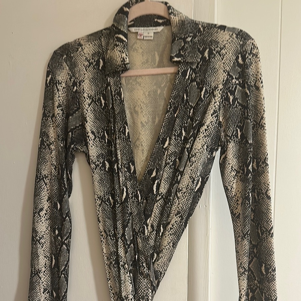 DVF Blk/Wht Snakeskin Wrap Dress-sorry about that. AI miss labeled as cardigan.